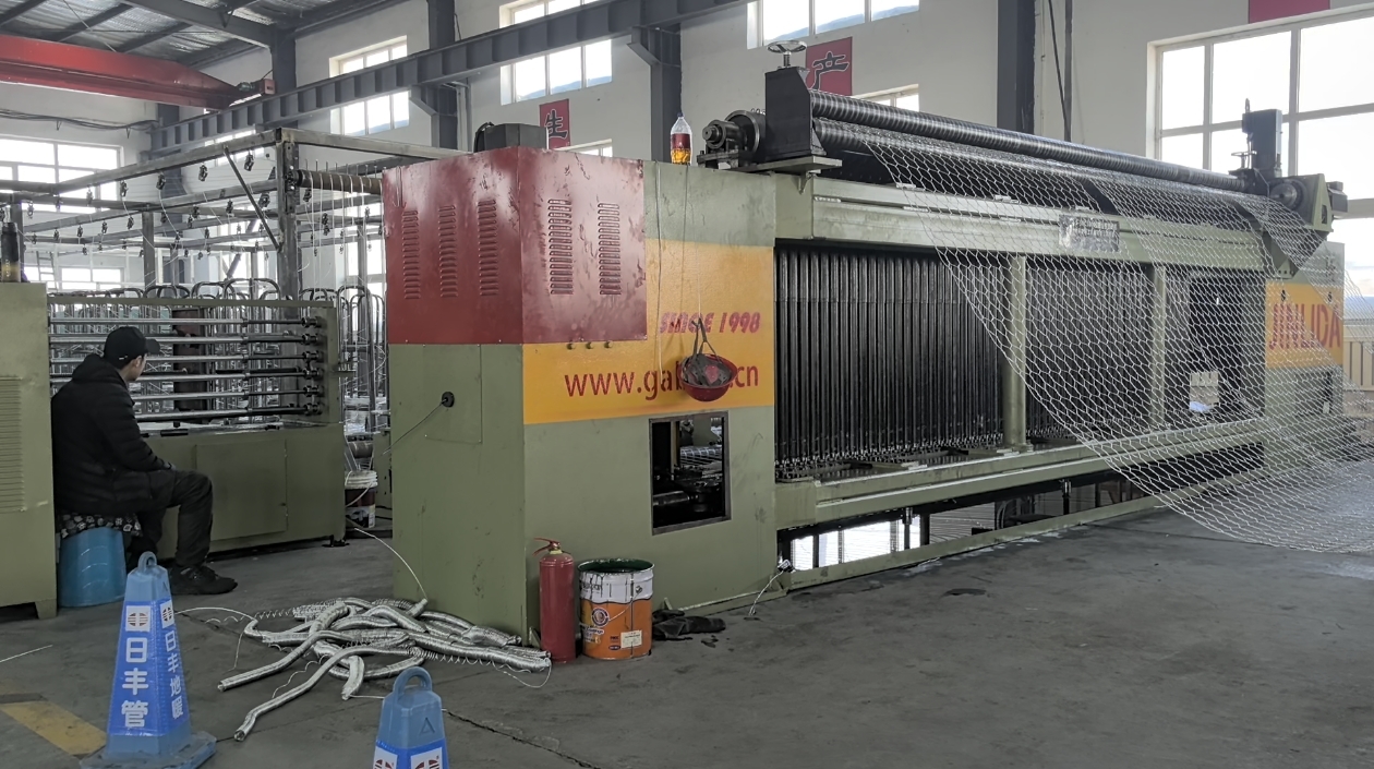 Najnowsze blogi firmy Dlaczego klienci zagraniczni nadal wybierają chińskie fabryki dla sprzętu do gabionów